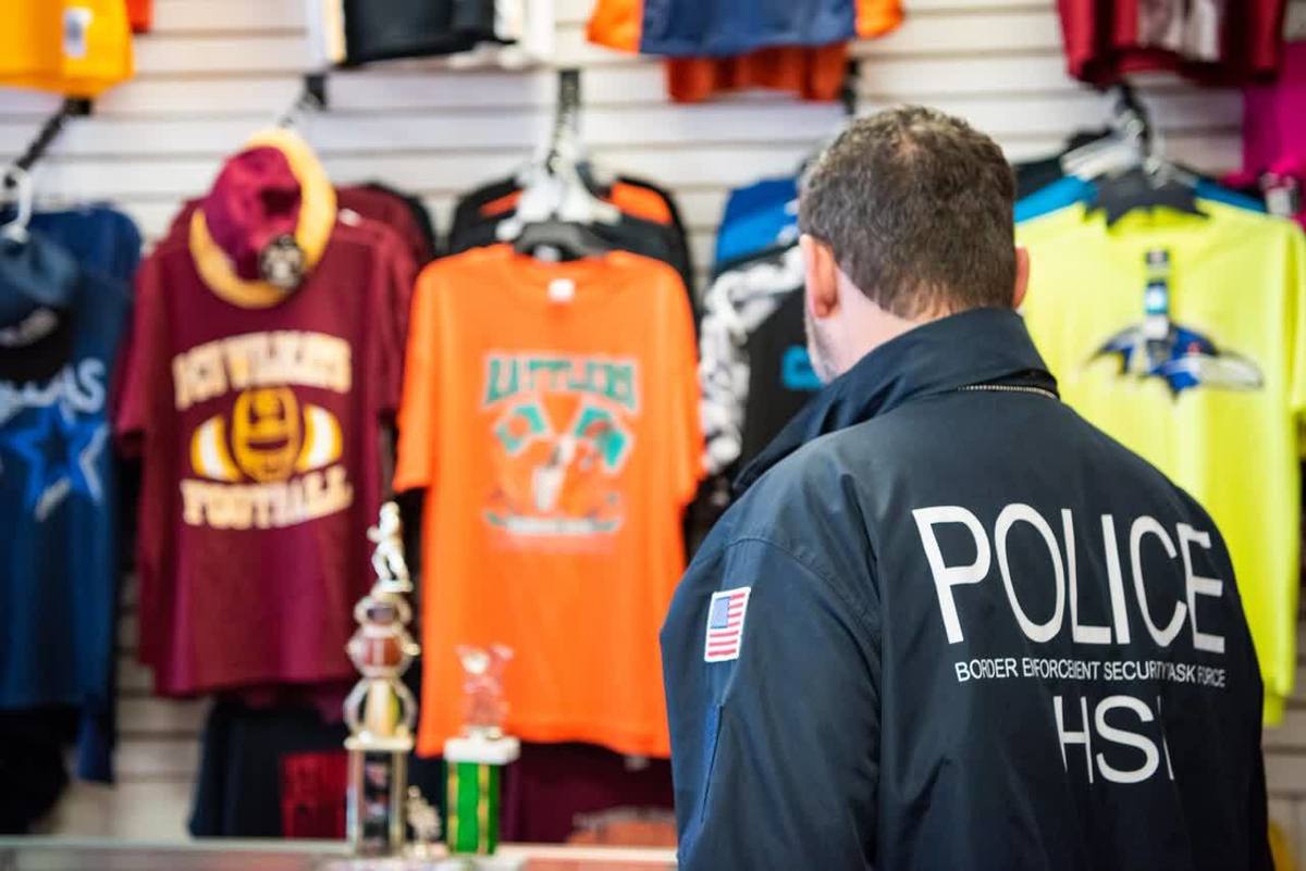 Agente del HSI durante una inspección de mercancía del Super Bowl. Foto: Twitter @ICEgov