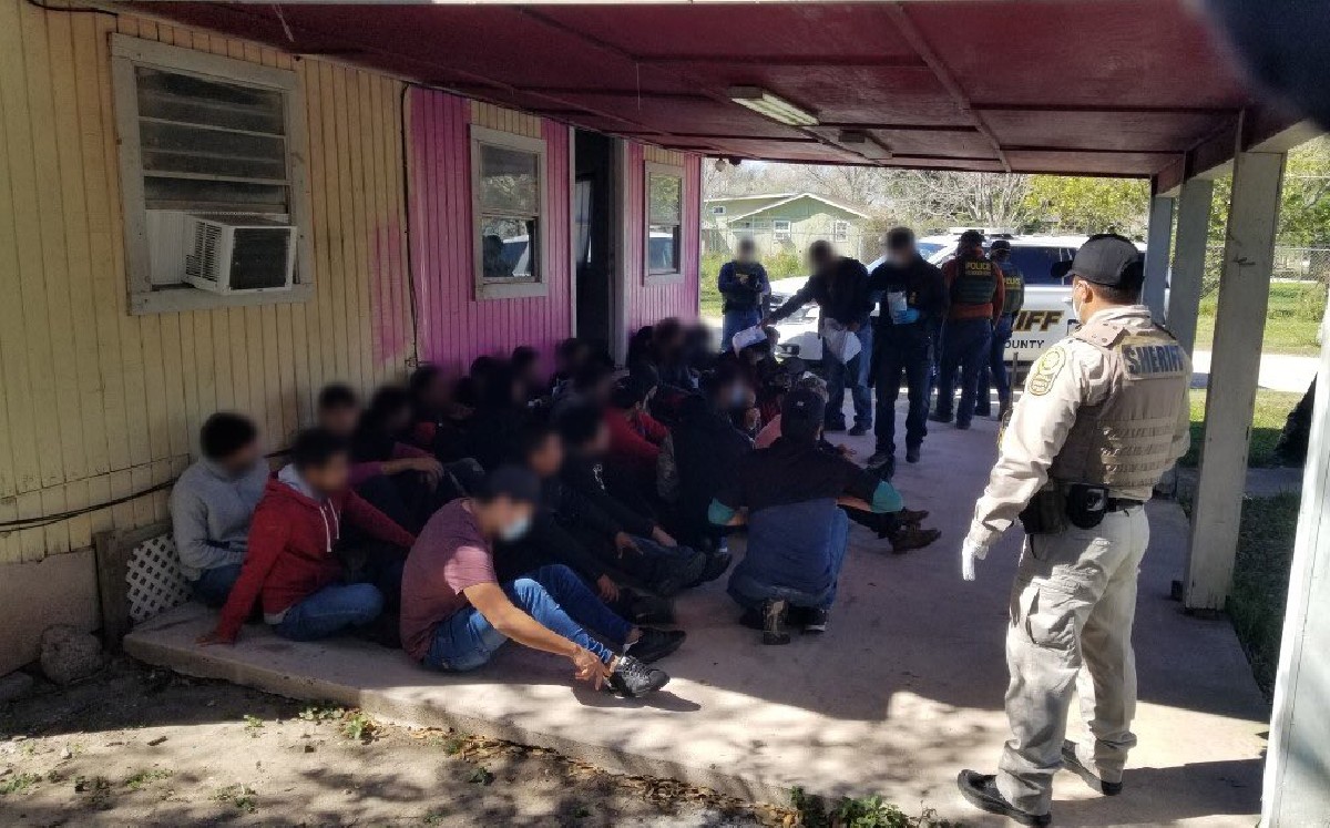 De acuerdo con la CBP, el martes fue el segundo día consecutivo en el que sus agentes encontraron cerca de 30 sujetos en espacios abarrotados. (Especi