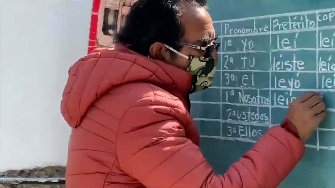 Profesor recorre comunidades de Querétaro para ayudar a sus alumnos