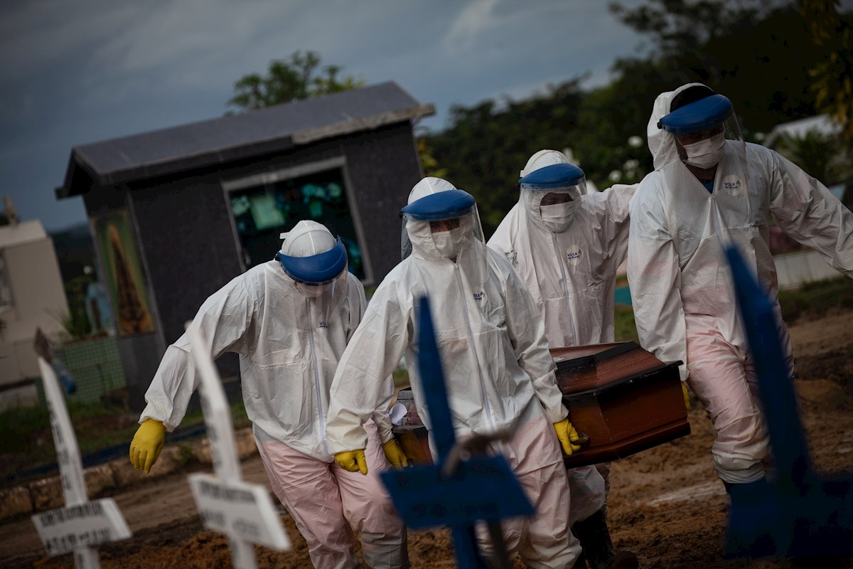 Trabajadores entierran a una persona fallecida por covid-19 en el cementerio público Nossa Senhora Aparecida en Manaos, Amazonas. (EFE)