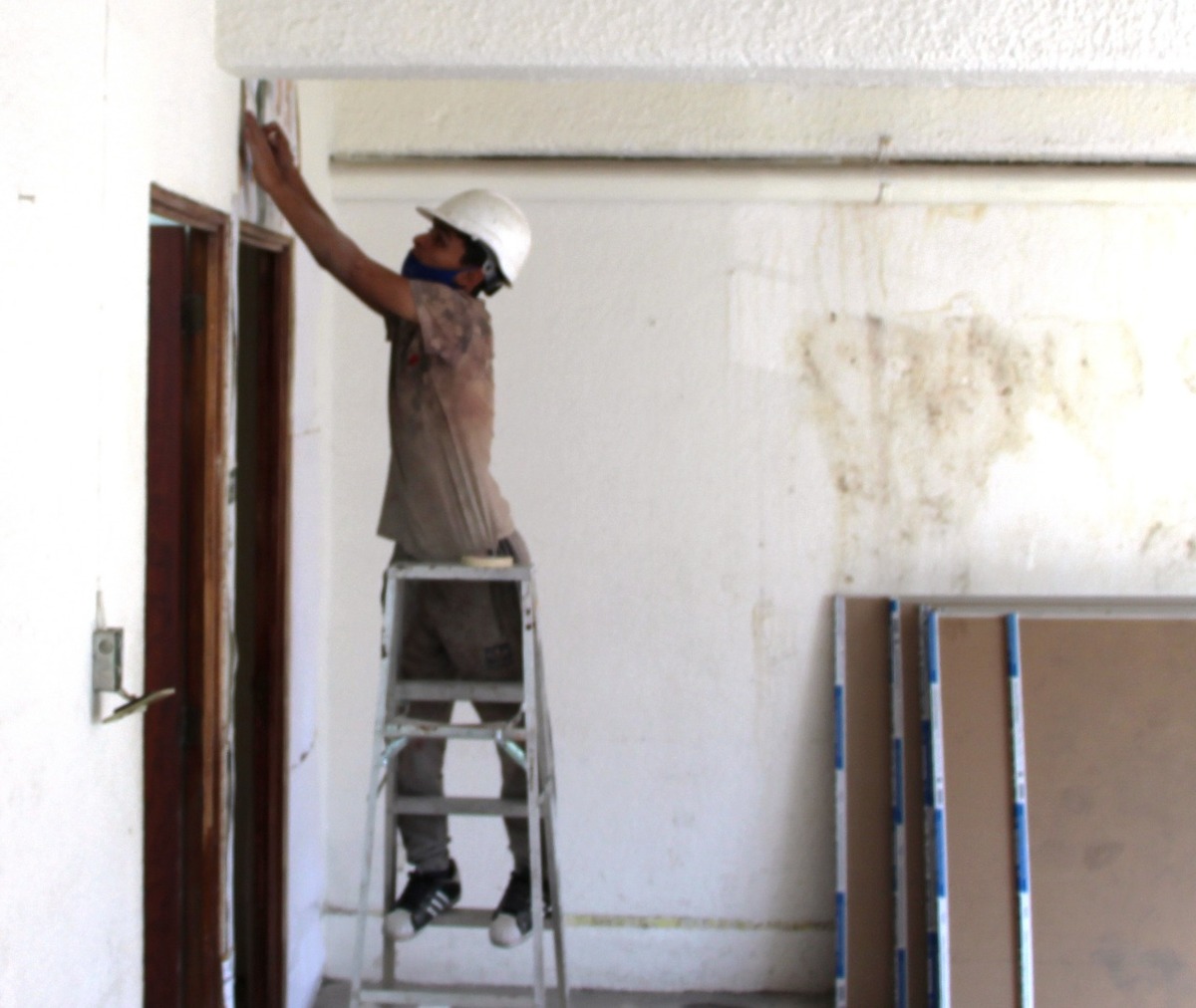 Trabajadores realizan la rehabilitación del lugar donde se realizarán las terapias | Especial