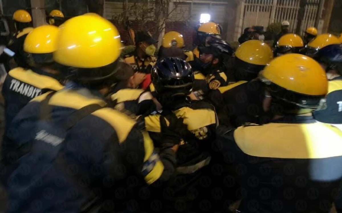 El enfrentamiento entre los elementos de tránsito y ciclistas que se manifestaban por justicia. (Jorge Becerril)