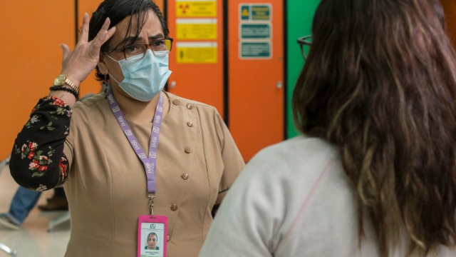 Con lenguaje de señas, trabajadora del IMSS ayuda a detectar covid-19 en pacientes