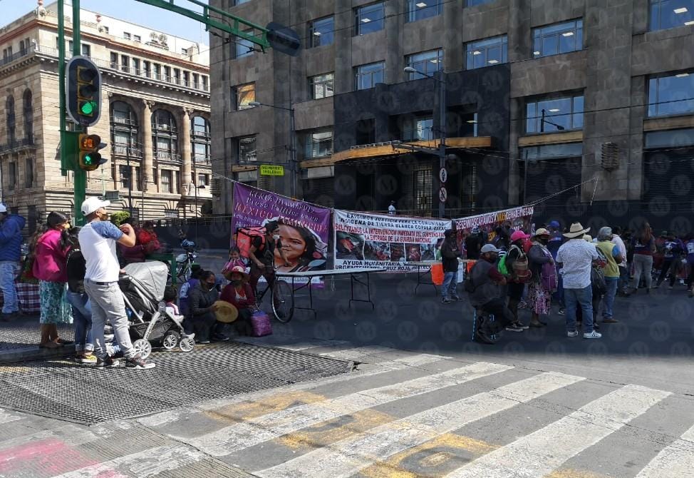Los manifestantes mantienen un plantón frente al Palacio de Bellas Artes. (Jorge Becerril)
