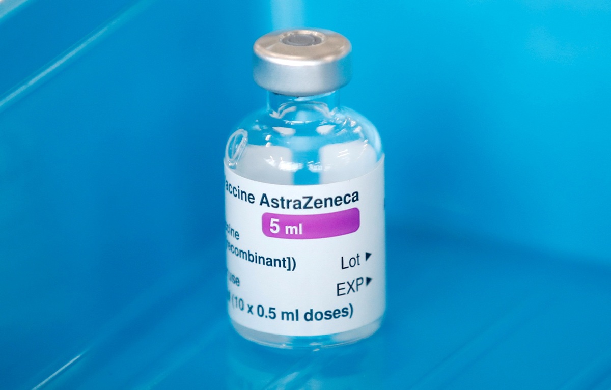 La vacuna de AstraZeneca protege contra la variante inglesa que causó un repunte de casos en Reino Unido. (Reuters)