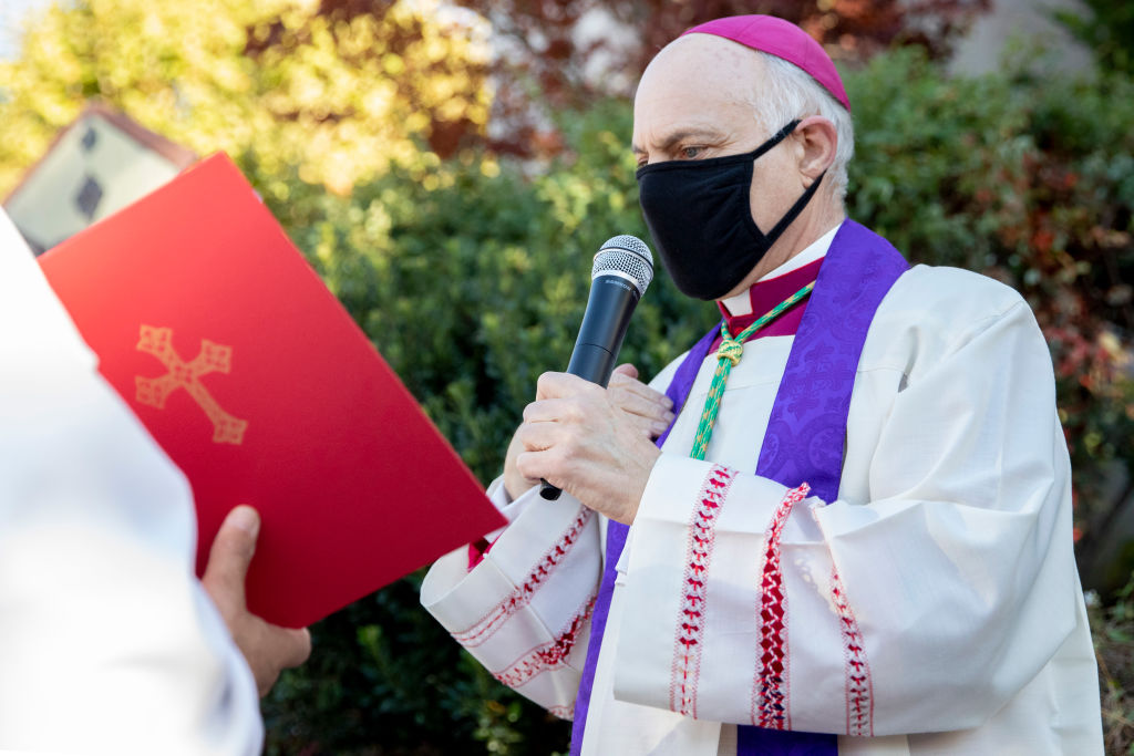 Arzobispo de San Francisco predica en exterior, Foto: Jessica Christian/The San Francisco Chronicle vía Getty Image