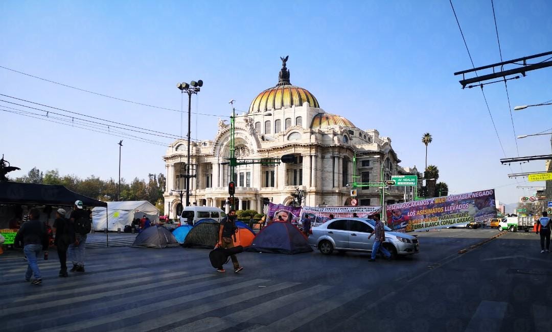 La comunidad indígena mantiene el bloqueo frente al Palacio de Bellas Artes (Jorge Becerril)