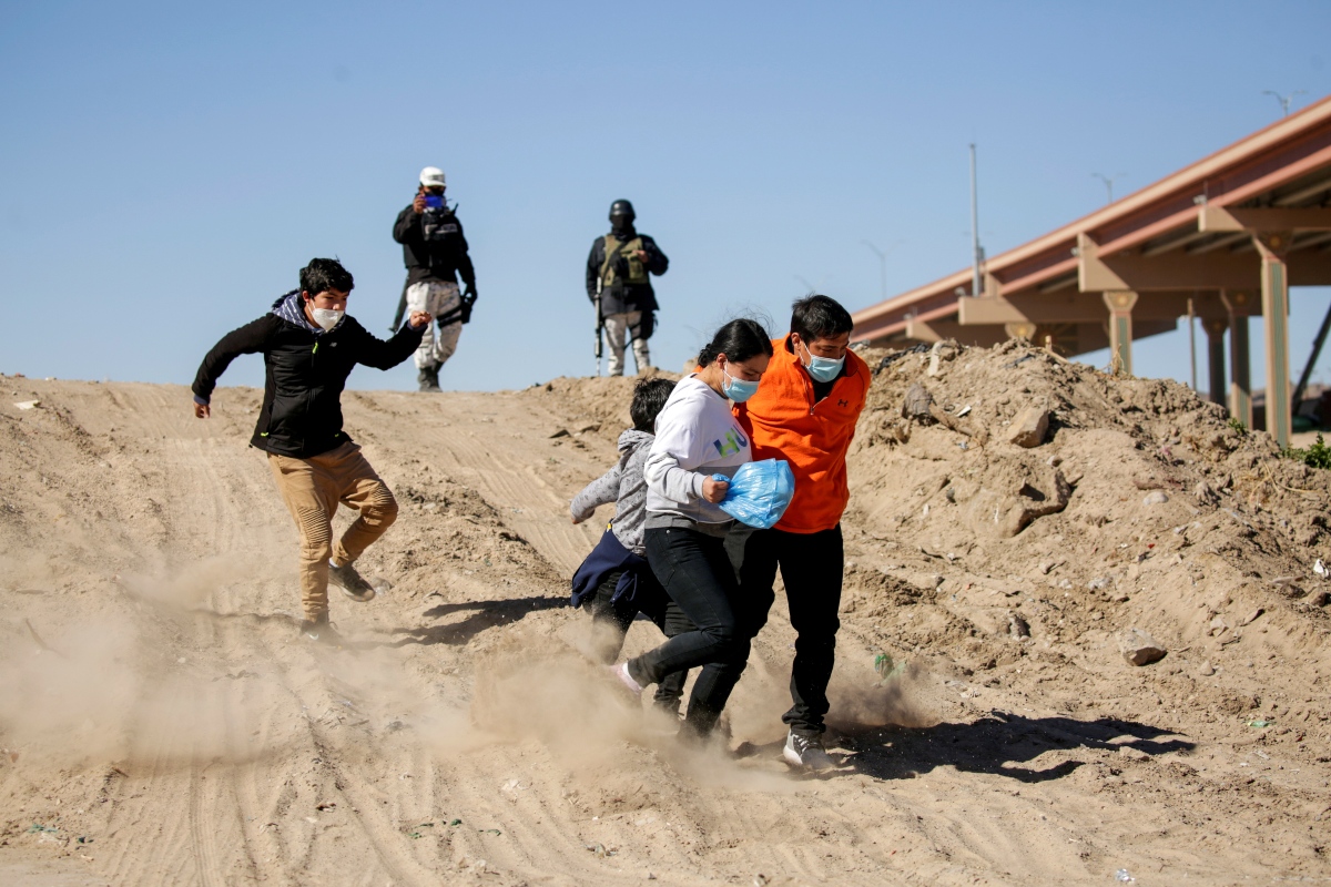 El flujo de migrantes en la frontera entre EU y México ha aumentado en los últimos días. (Reuters)