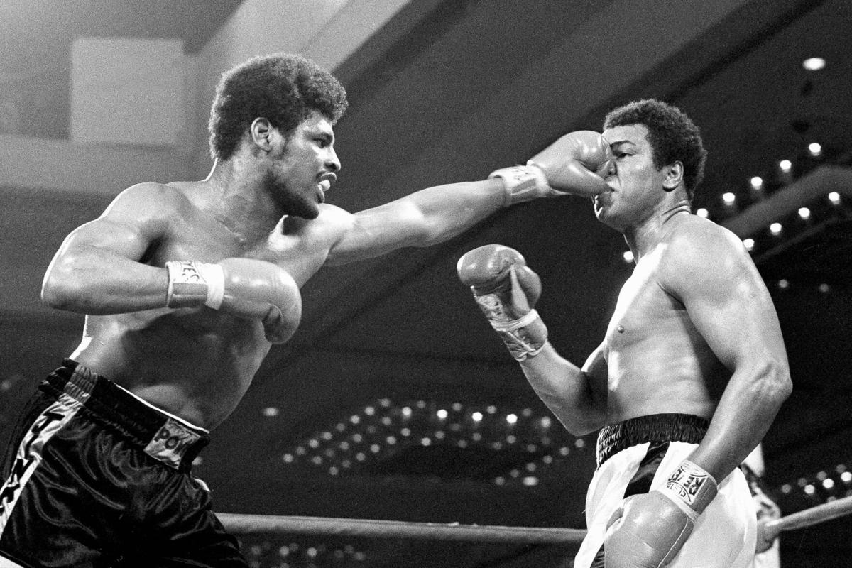Leon Spinks en su pelea ante Muhammad Ali (AP)