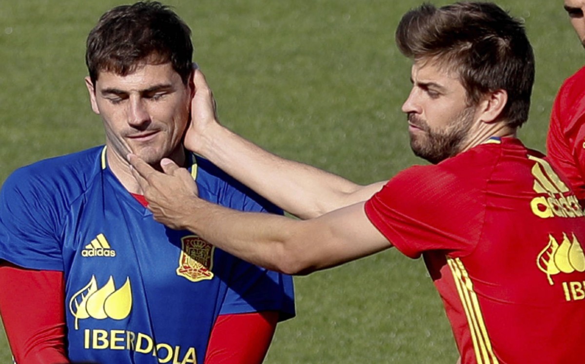 Piqué 'trollea' a Casillas tras recibir cerveza por cada gol que recibió de Messi  (EFE)