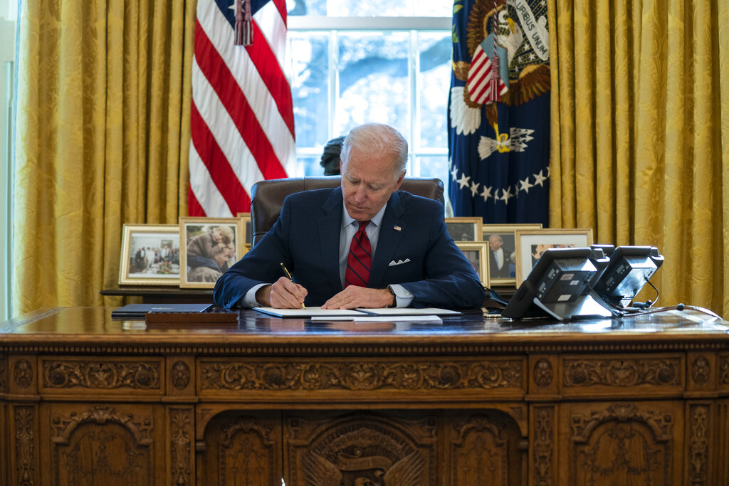 El presidente de Estados Unidos, Joe Biden, dentro de la Oficina Oval de la Casa Blanca. (AP)