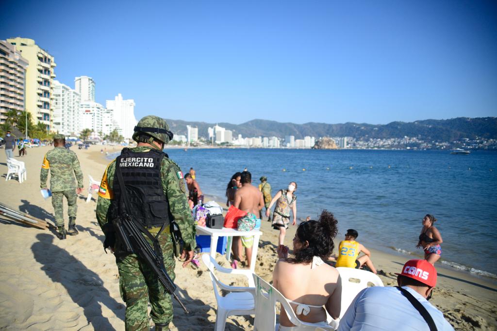 Algunos turistas se negaban a retirarse de las playas. (Javier Trujillo)