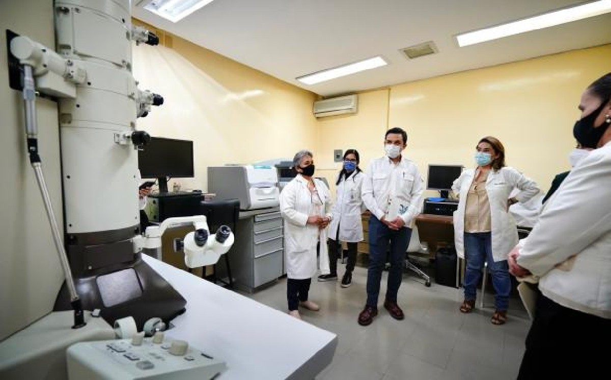 Zoé Robledo supervisó las obras de rehabilitación del HGZ de Atlixco. (Especial)
