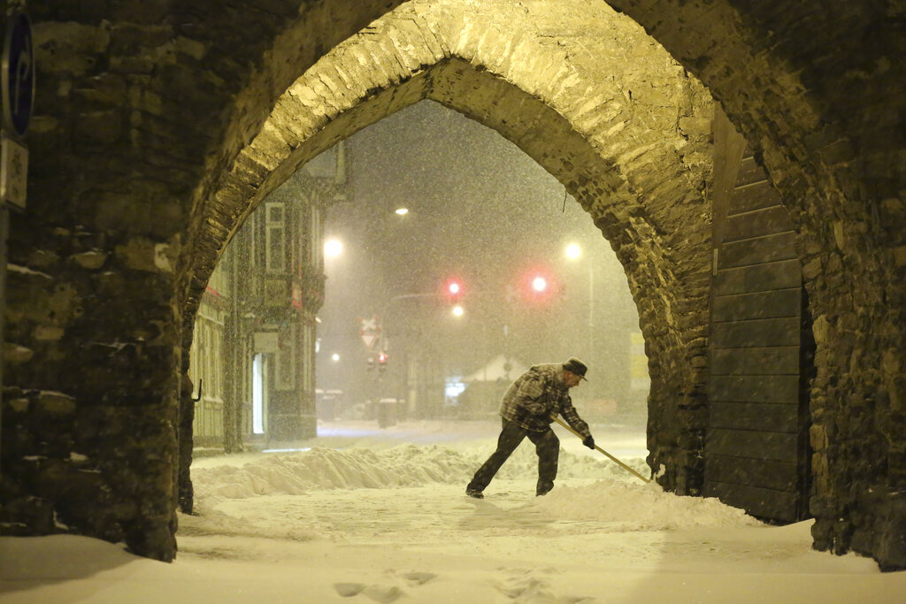 La nieve acumulada podría aumentar en las próximas horas en Alemania. | AP