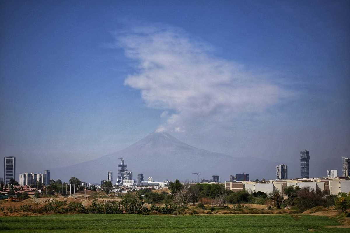 Vista de la actividad volcánica cerca de este mediodía. (Andrés Lobato)
