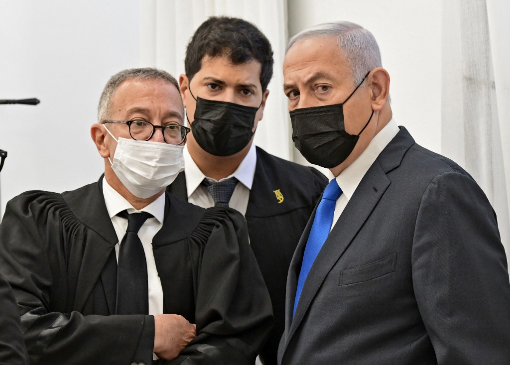 Benjamin Netanyahu ingresó a la sala para negar las acusaciones en su contra. | AFP