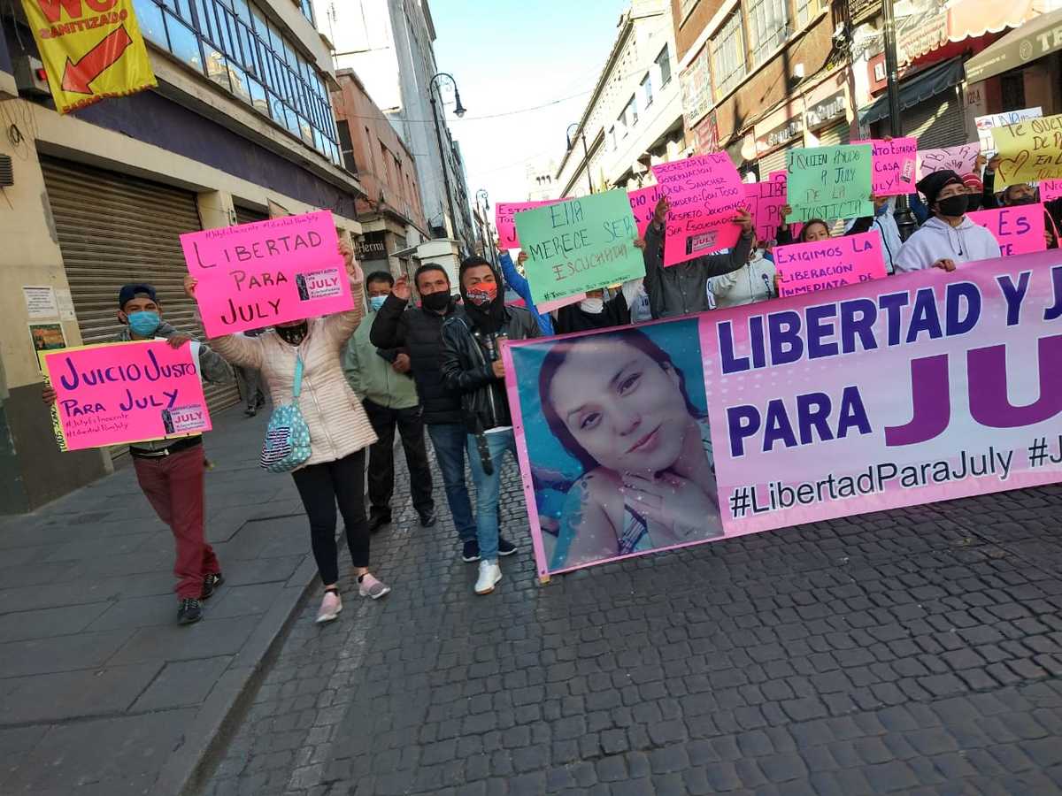 Familiares de la mujer se manifestaron afuera de Palacio Nacional. / César Velázquez