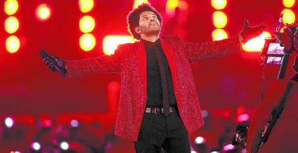 Fiel a su esencia, el artista se mostró introspectivo en el escenario, pero cautivó a la audiencia con su estilo y éxitos del momento. AP