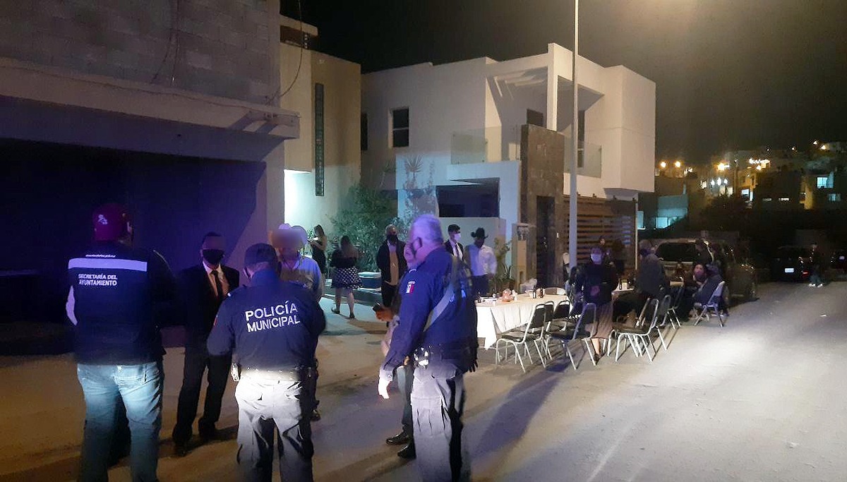 Los inspectores, acompañados por elementos de Seguridad Pública, desalojaron a los invitados de la fiesta en la calle Mirra. Foto: Especial
