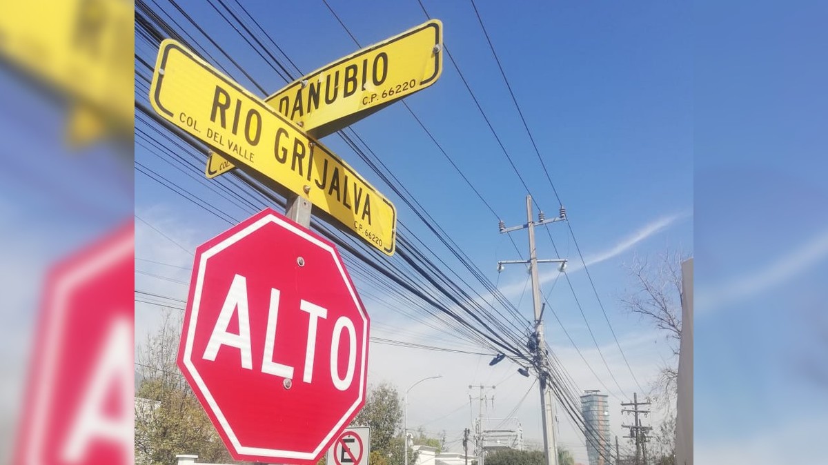 Durante un recorrido se pudieron contabilizar hasta 50 cables en calles como en el cruce de Río Grijalva y Río Danubio. Foto: Especial
