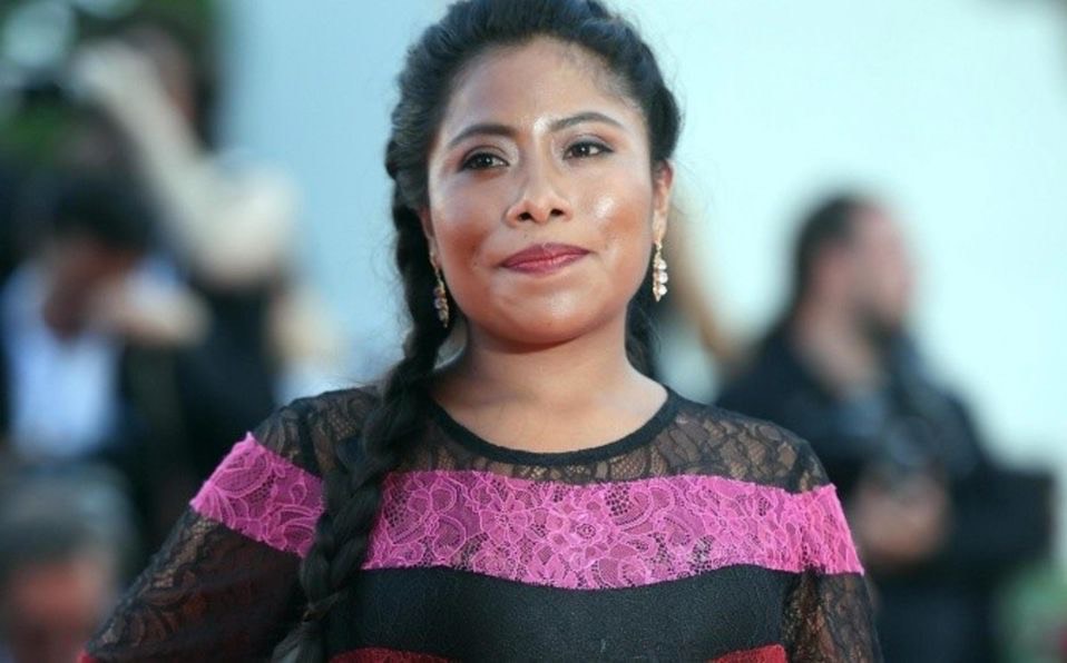 Yalitza deslumbra con hermoso jumpsuit escotado; su belleza es insuperable