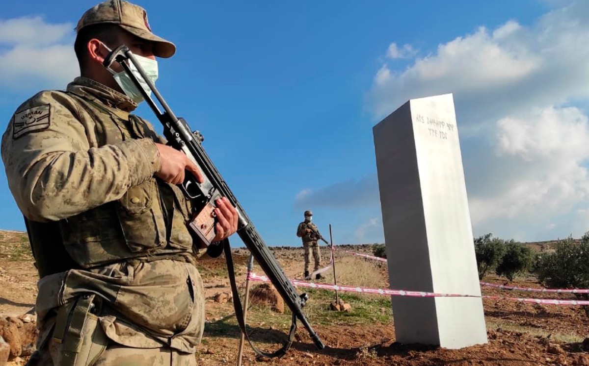 Aparece misterioso monolito en el sureste de Turquía. (AP)