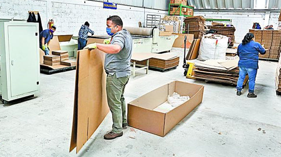Ataúdes de cartón entran al quite por escasez de madera y acero