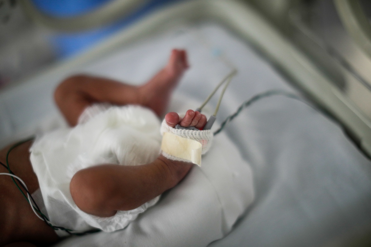 Los bebés no están aún contemplados en los programas de vacunación contra el covid-19. (Reuters)
