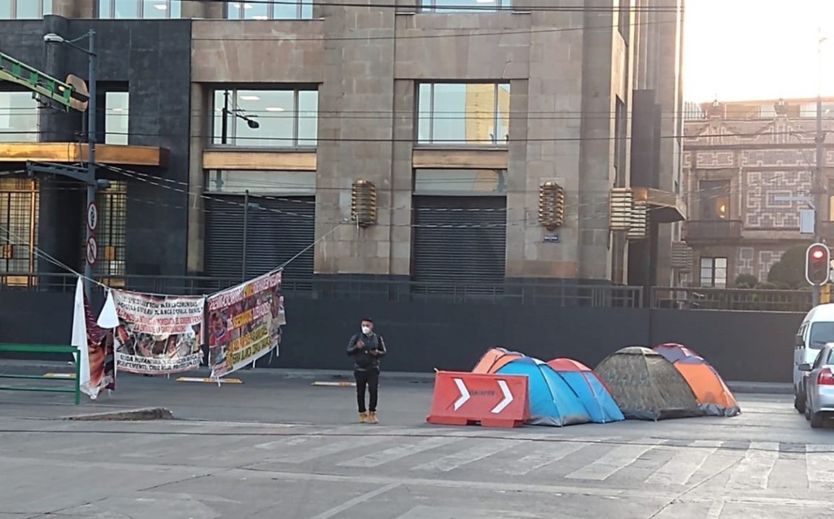 En CdMx, habitantes de Oaxaca instalan plantón en Eje Central