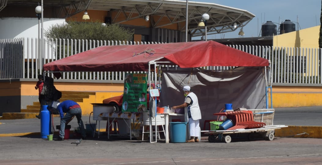 Comerciantes reciben información sobre las disposiciones sanitarias que deben acatar. (Francisco Villeda)