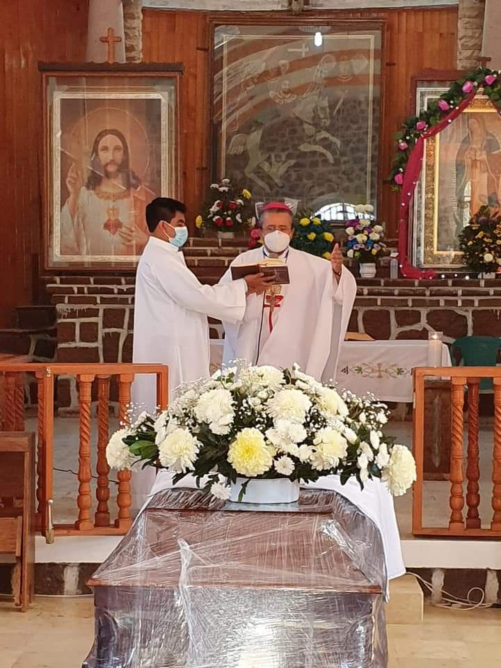 El sacerdote murió por coronavirus.