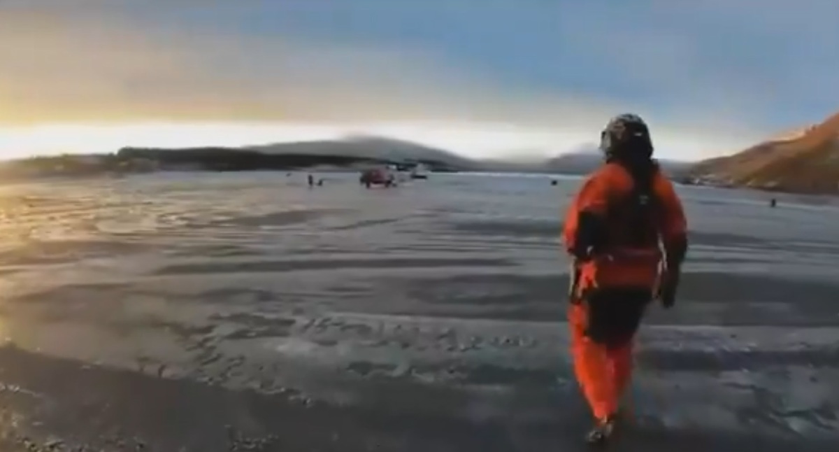 Un equipo de la agencia que sobrevolaba la zona notó señales de vida y se acercó a la zona para investigar. (Tomada de @USCG)