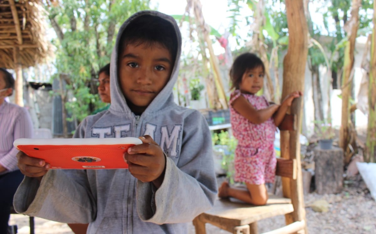 Fernando Azael, el niño de Tamaulipas que rezó al recibir una tablet. (Sergio Sánchez)