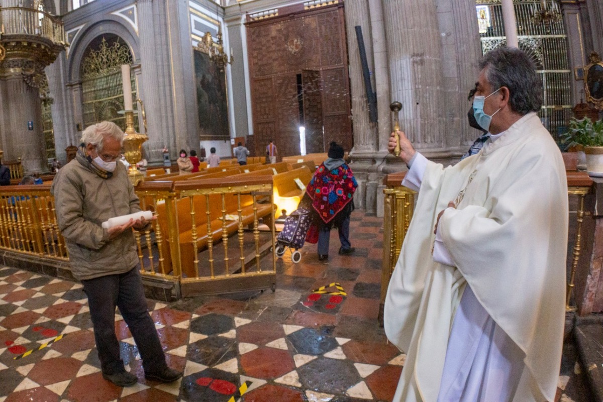 Fieles católicos en Puebla. (Andrés Lobato)
