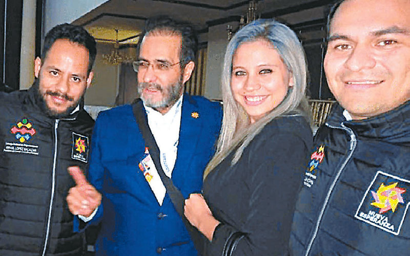 Israel López Salazar (izquierda), acusado de estafar a empresarios, posa con el ex diputado. (Especial)