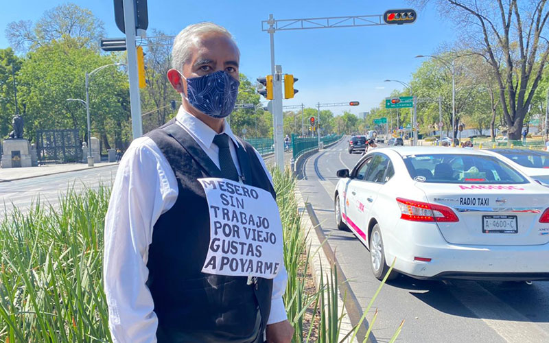 Mesero pide limosna en Paseo de la Reforma