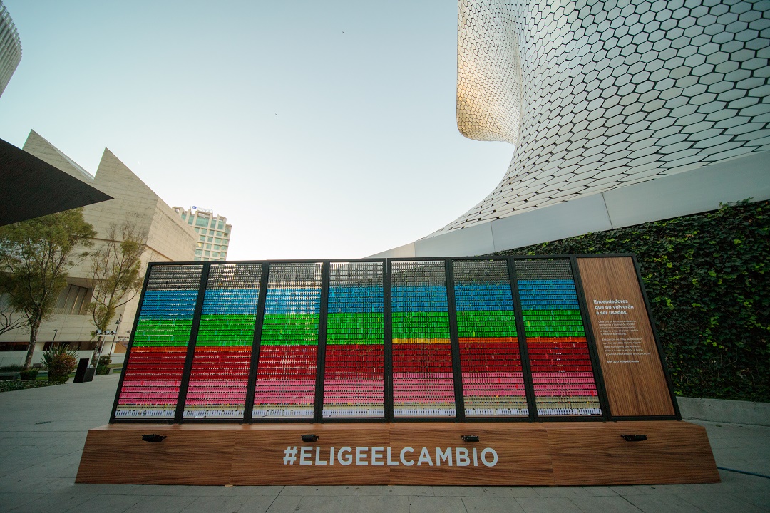 La obra, que consta de alrededor de 11 mil encendedores, busca hacer conciencia sobre alternativas de consumo de tabaco sin humo. (Cortesía)