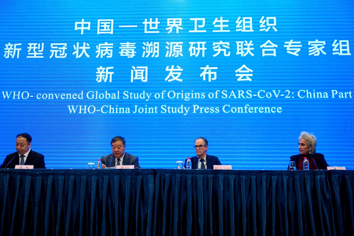 El panel de expertos de la OMS en conferencia de prensa sobre el inicio de la pandemia. (Reuters)