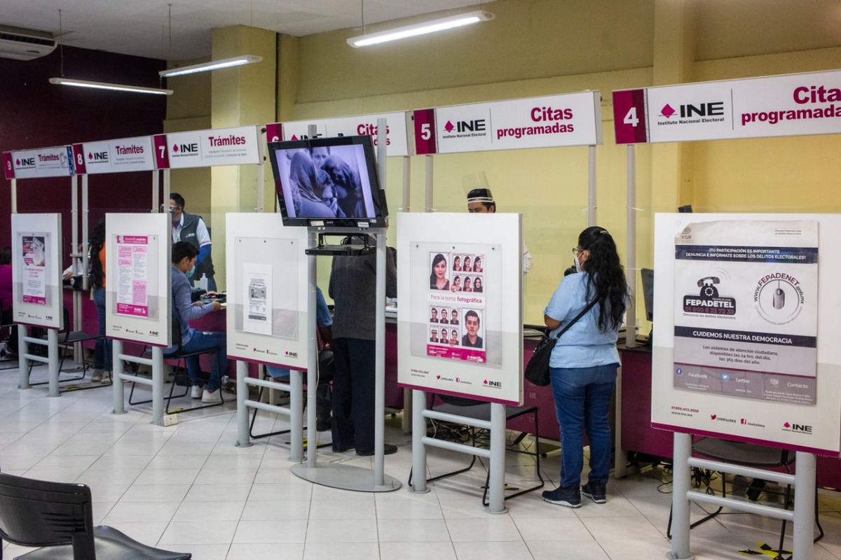 Personas acudieron a realizar sus trámites para la actualización de su credencial para votar del INE. (Andrés Lobato)
