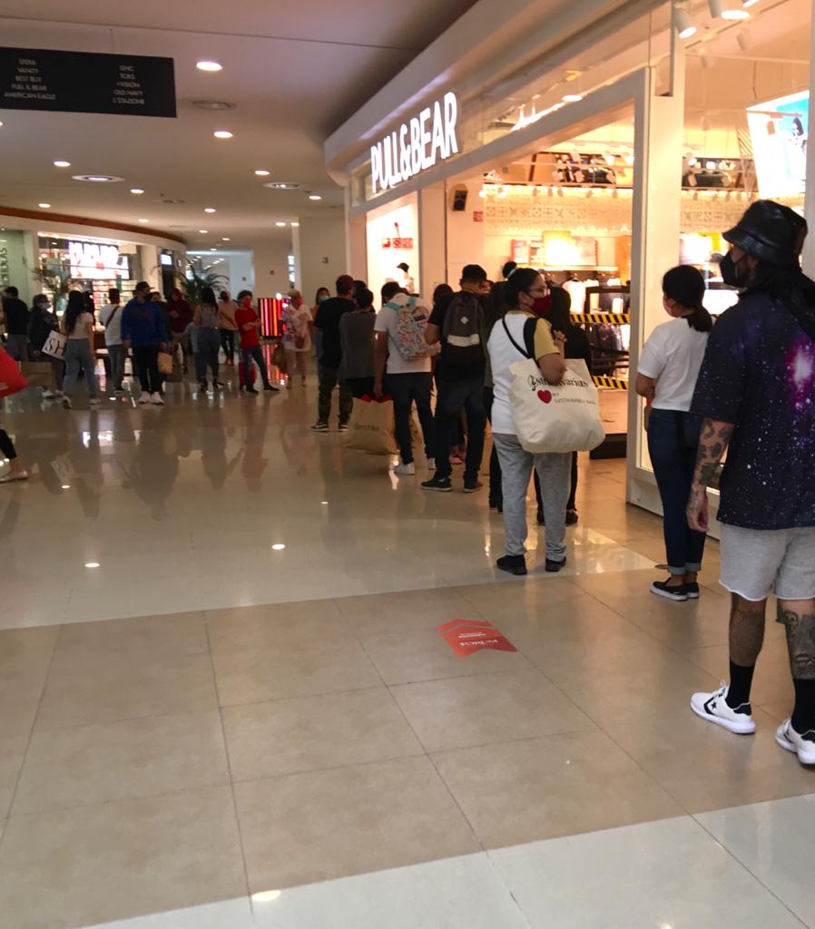 En algunas tiendas había largas filas para ingresar | Vanessa Camacho