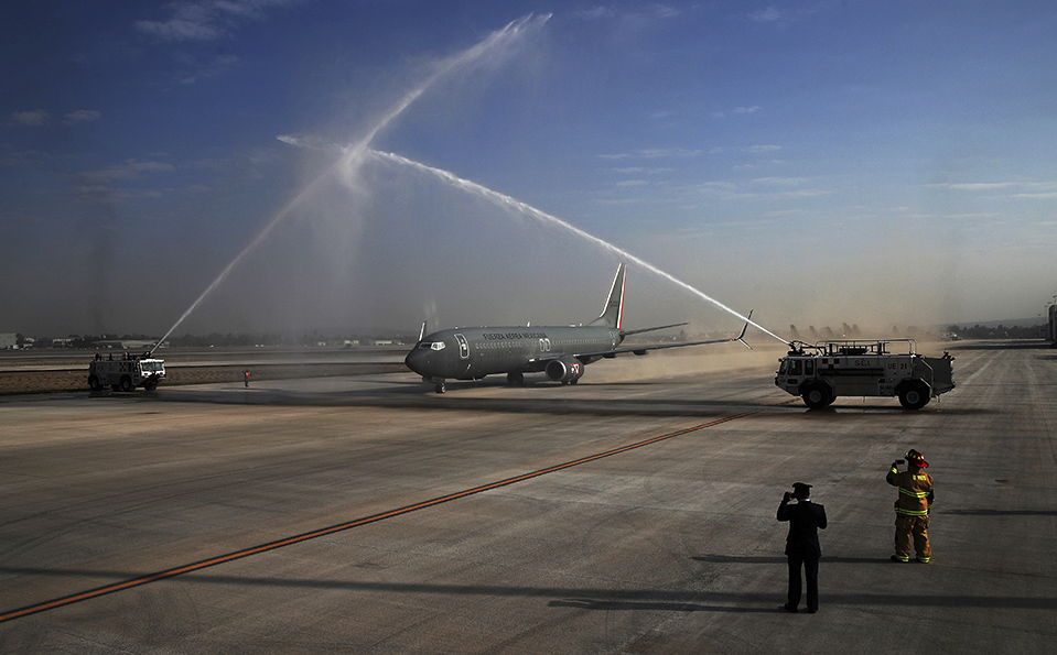 Un avión de la Fuerza Aérea Mexicana fue el primero en aterrizar en  la base militar.| AP
