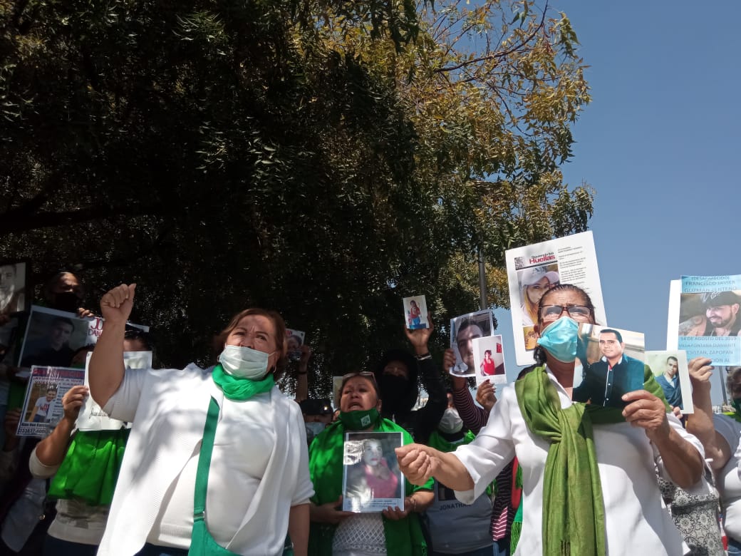 Familiares de personas desaparecidas en Jalisco, instalaron un plantón afuera del Instituto Jalisciense de Ciencias Forenses. (María Ramírez)