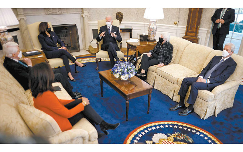 Joe Biden recibió a representantes de Walmart, JP Morgan Chase y GAP para analizar el aumento al salario mínimo. (Reuters)
