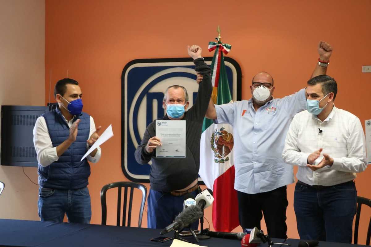 Mauricio Fernández recibió hoy la constancia como candidato oficial del PAN para San Pedro. Foto: Leonel Rocha.