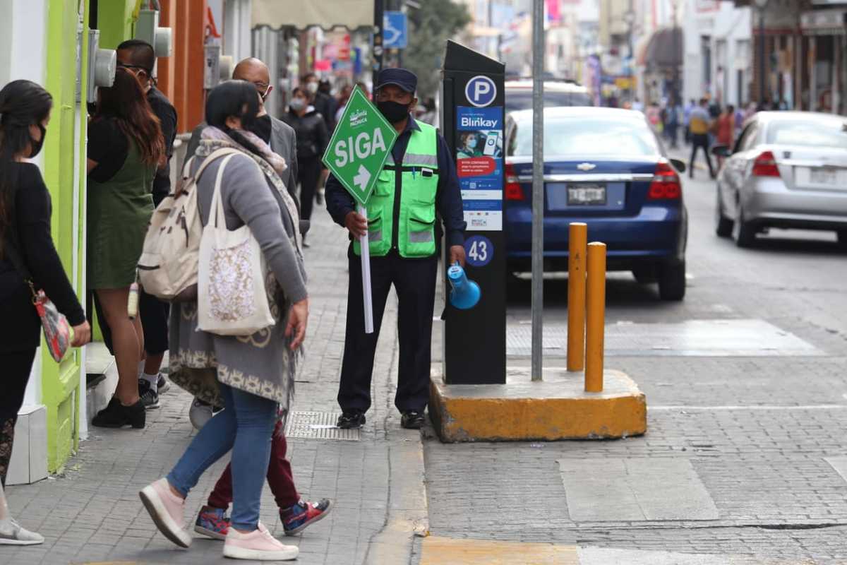 Movilidad en el centro de Pachuca, semáforo rojo. (Jorge Sánchez)