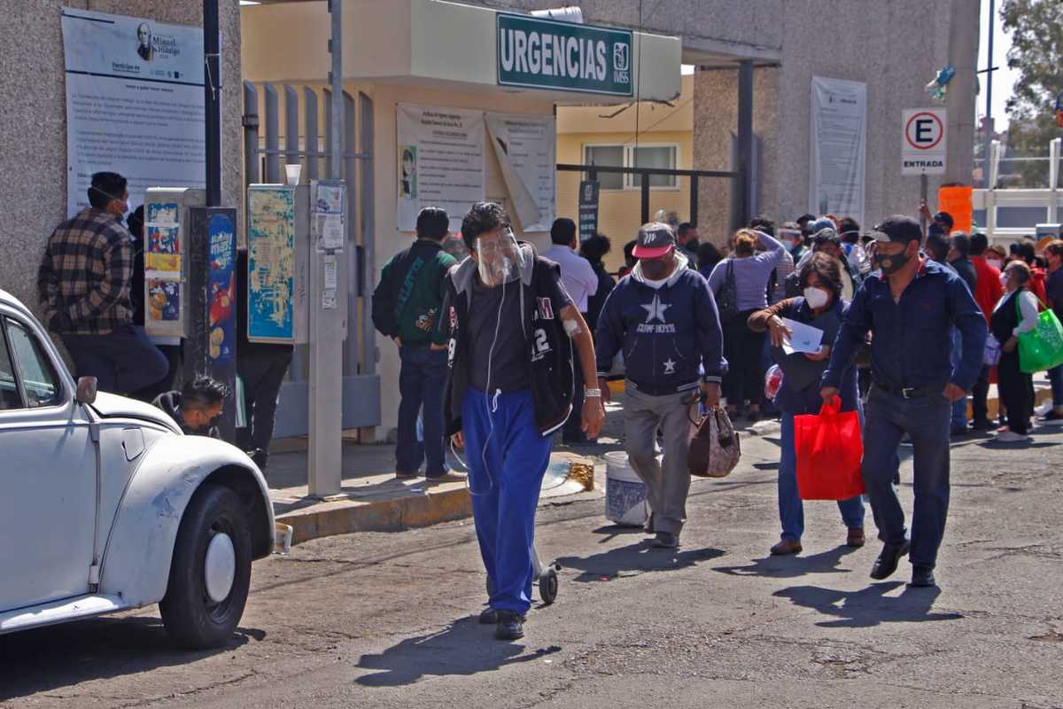 Un paciente sale del Hospital de la Margarita con careta y tanque de oxígeno. (Melanie Torres)