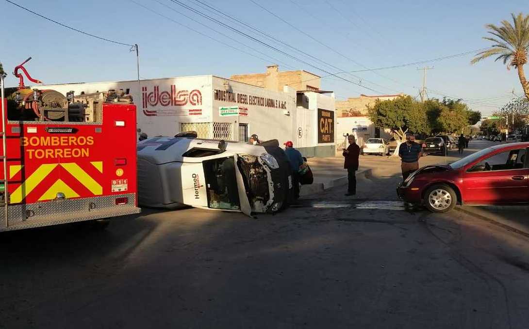 Torreón. Camioneta se pasa el alto y vuelca tras ser chocada- Grupo Milenio
