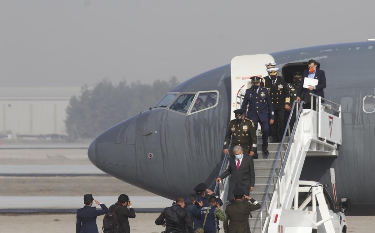 El Presidente descendiendo del avión en la base aérea en Santa Lucía. (Araceli López)
