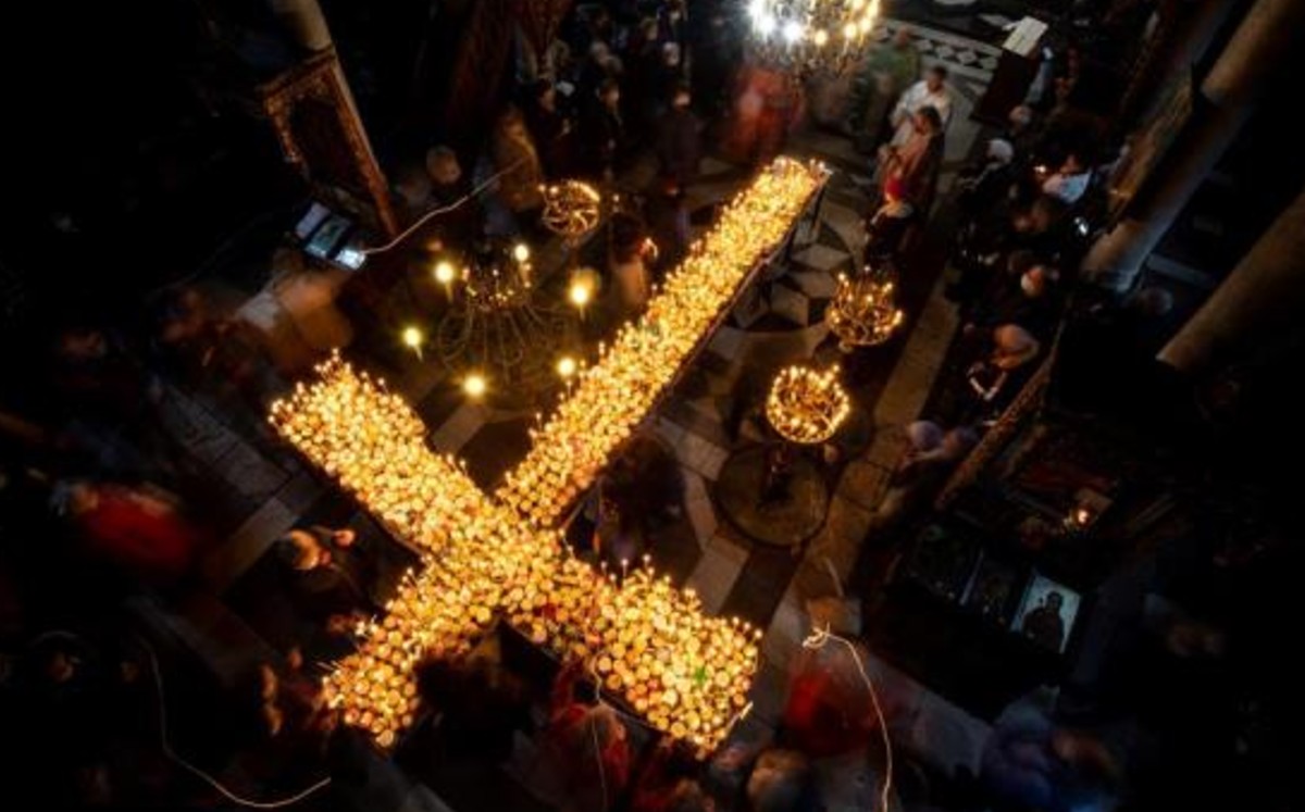 Religiosos búlgaros ofrecen miel milagrosa contra covid-19. (EFE)