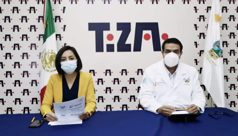 Susana Ángeles Quezada, en compañía del doctor Miguel Ángel Gómez. (Cortesía)